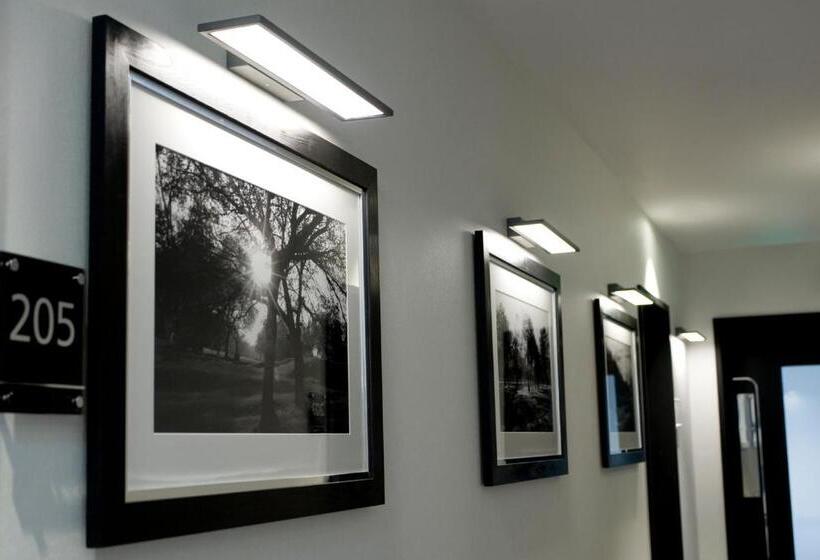 בית מלון כפרי The Lodge At Kingswood