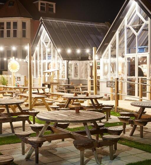 Отель The Spyglass & Kettle By Greene King Inns