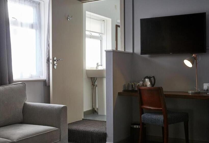 Отель The Spyglass & Kettle By Greene King Inns