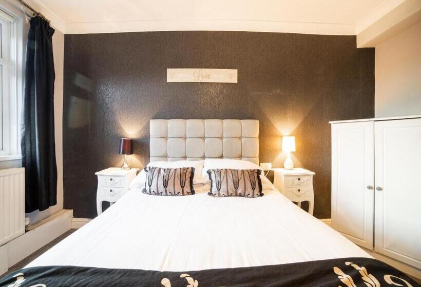 Отель The Traxx