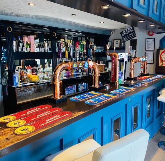 Отель The Traxx