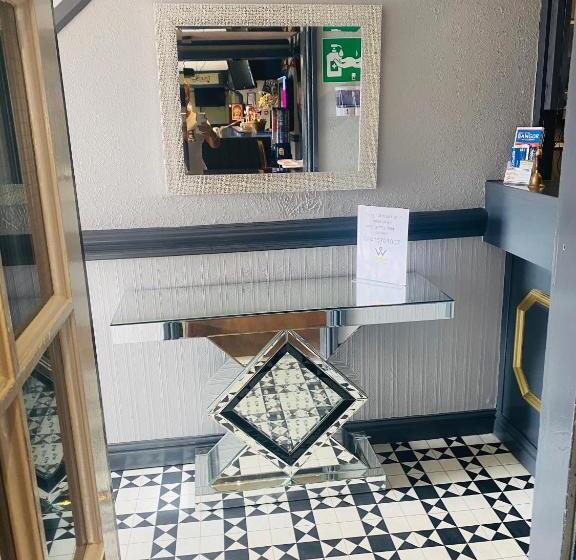 Отель The Traxx