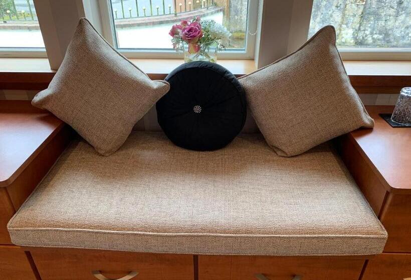 Ayrs And Graces Luxury Bed And Breakfast