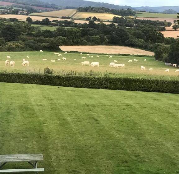 مبيت وإفطار Cedar House