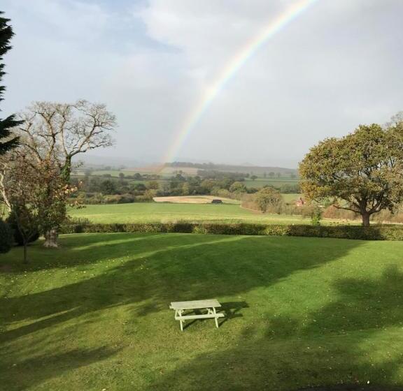 مبيت وإفطار Cedar House