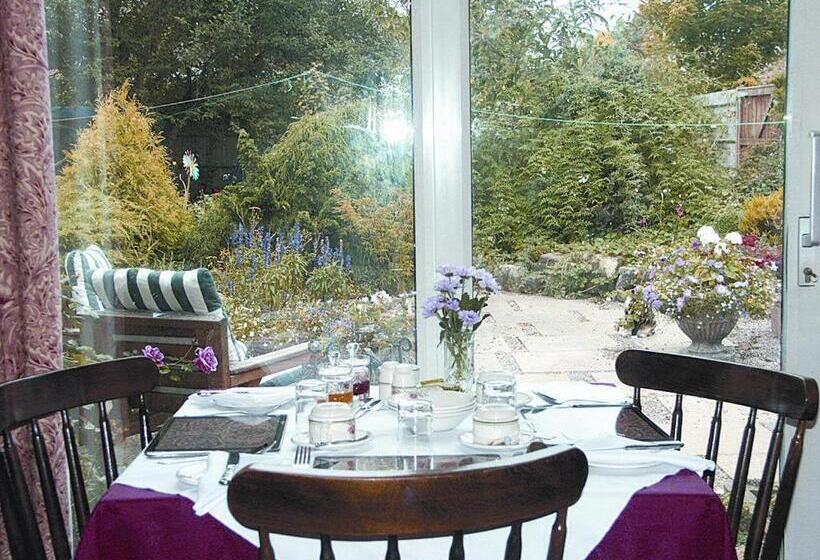 تختخواب و صبحانه Compton House