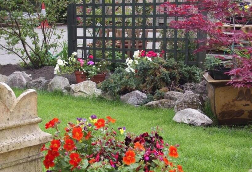 تختخواب و صبحانه Compton House