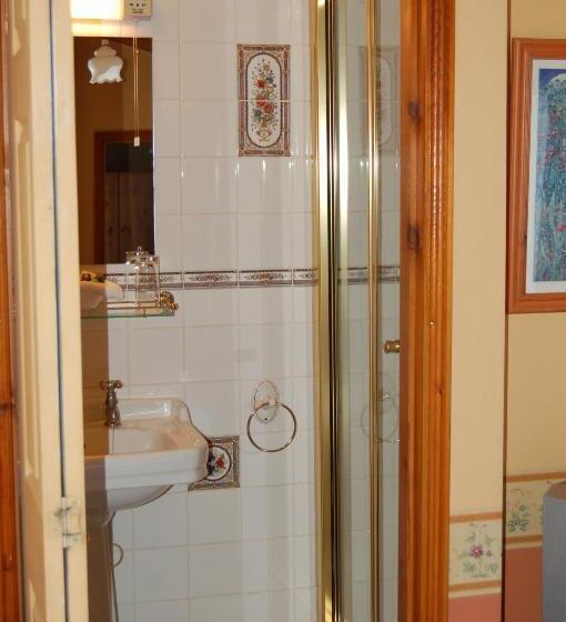 تختخواب و صبحانه Compton House