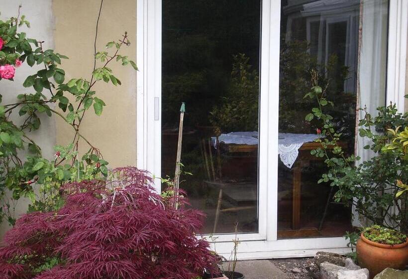 تختخواب و صبحانه Compton House