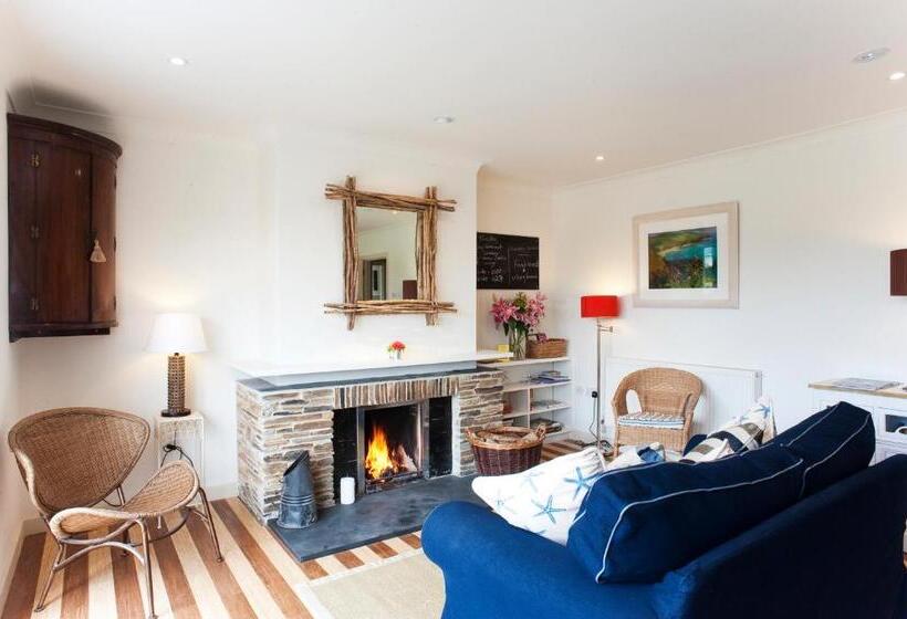 تختخواب و صبحانه Nearwater