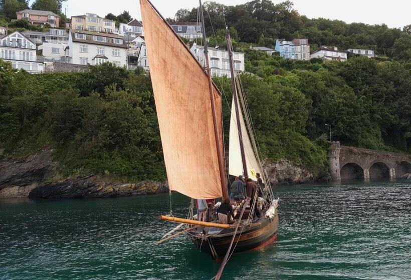 مبيت وإفطار Schooner Point Guest House