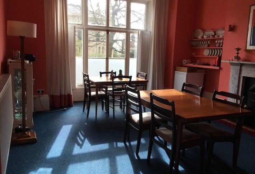 مبيت وإفطار Square Tree House