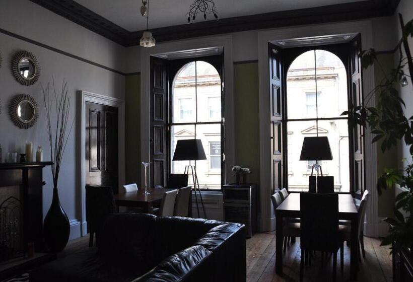 مبيت وإفطار The Bank Guest House