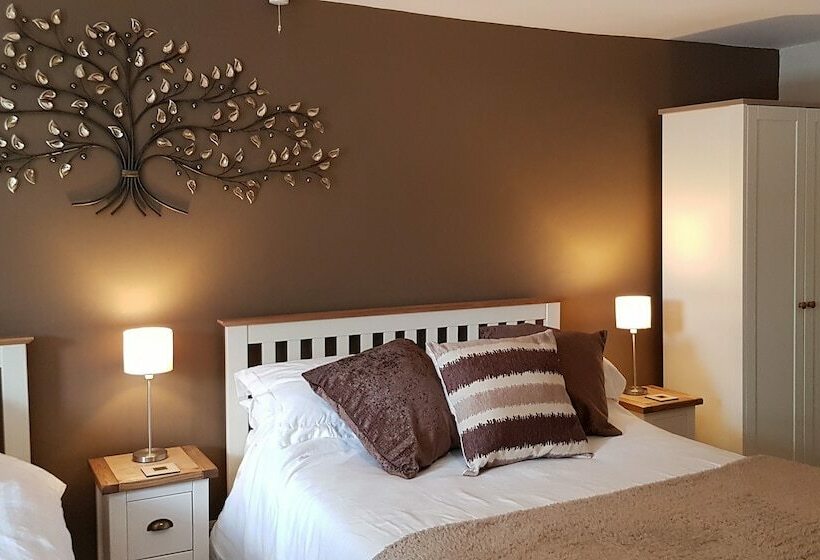 مبيت وإفطار The Greyhound Inn