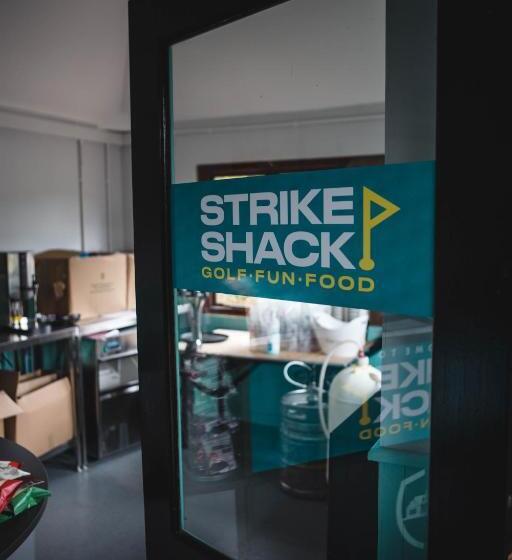 צימר Wharton Park Golf & Country Club