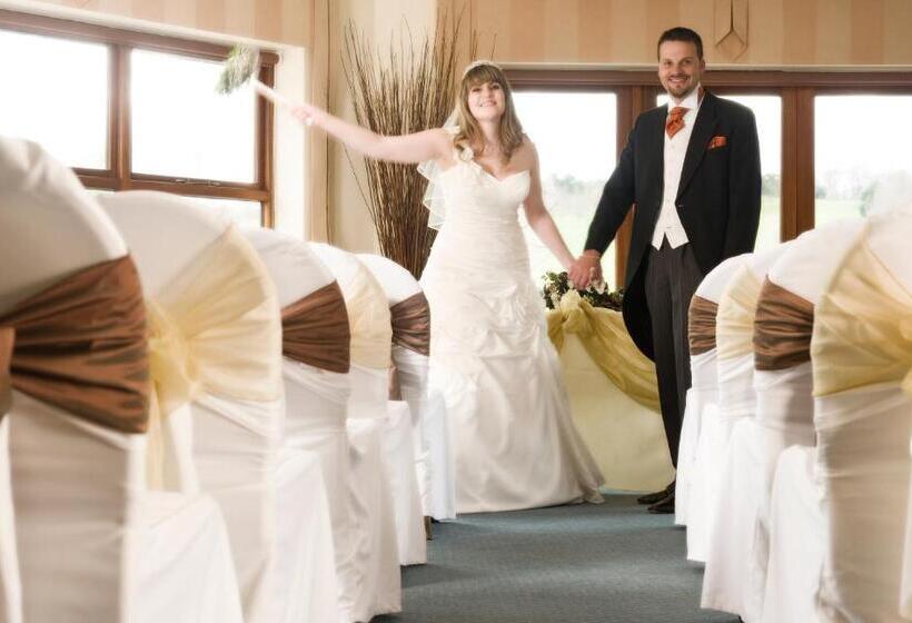 צימר Wharton Park Golf & Country Club