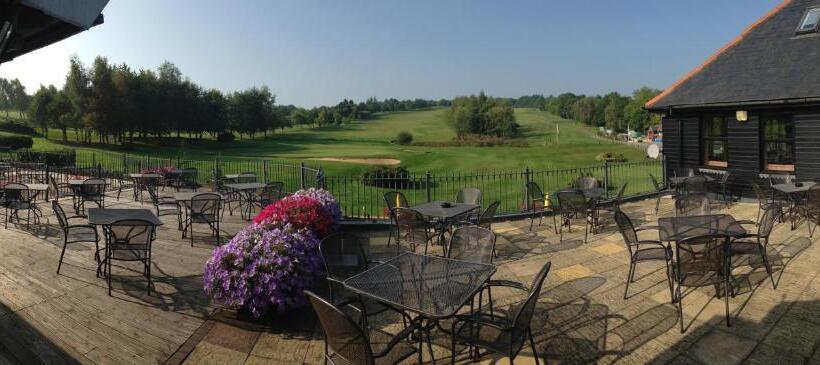 צימר Wharton Park Golf & Country Club