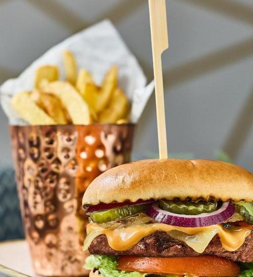 צימר Wharton Park Golf & Country Club