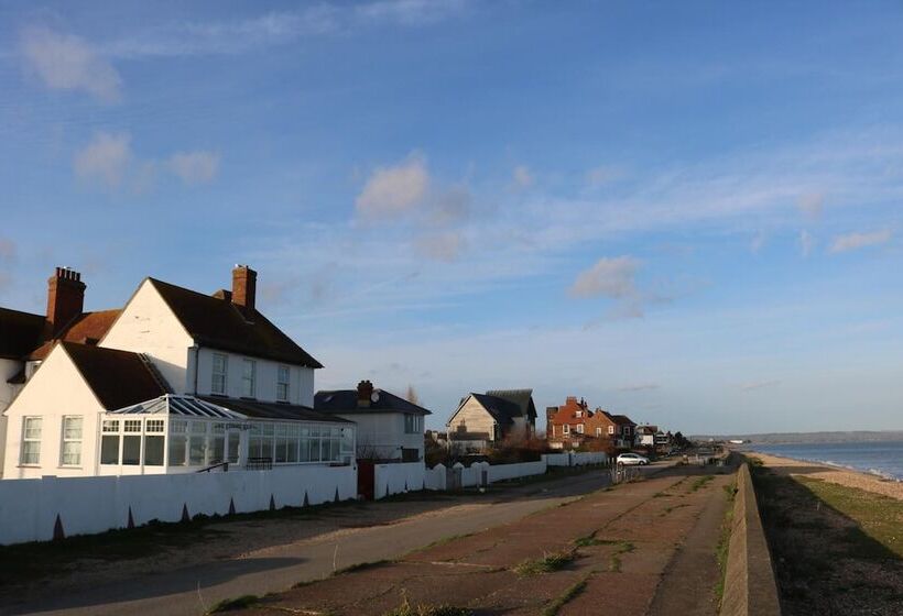 Отель Foreshore House