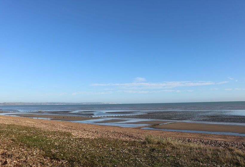 Отель Foreshore House