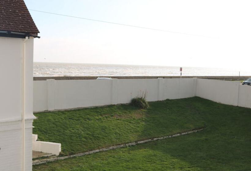 Отель Foreshore House