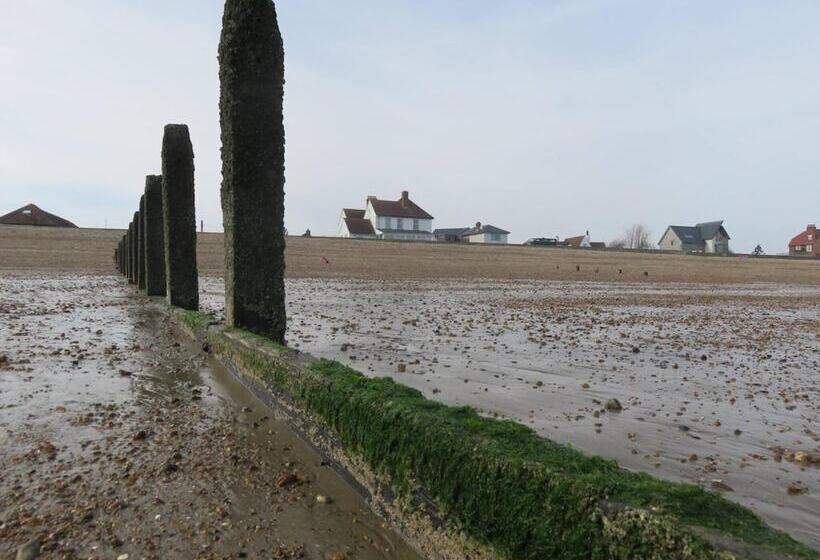 Отель Foreshore House