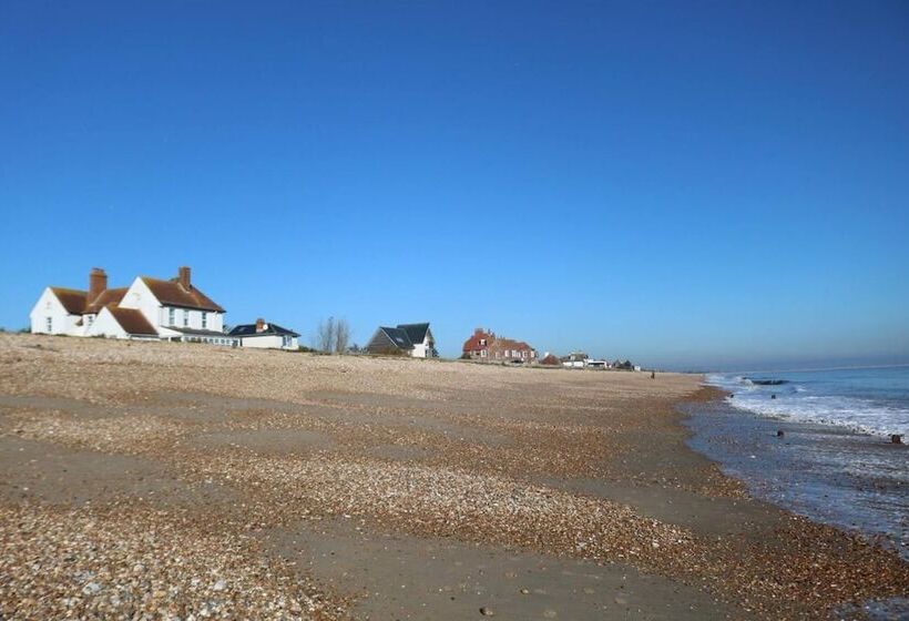 Отель Foreshore House