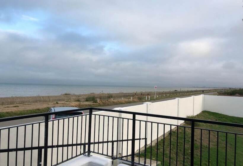 Отель Foreshore House