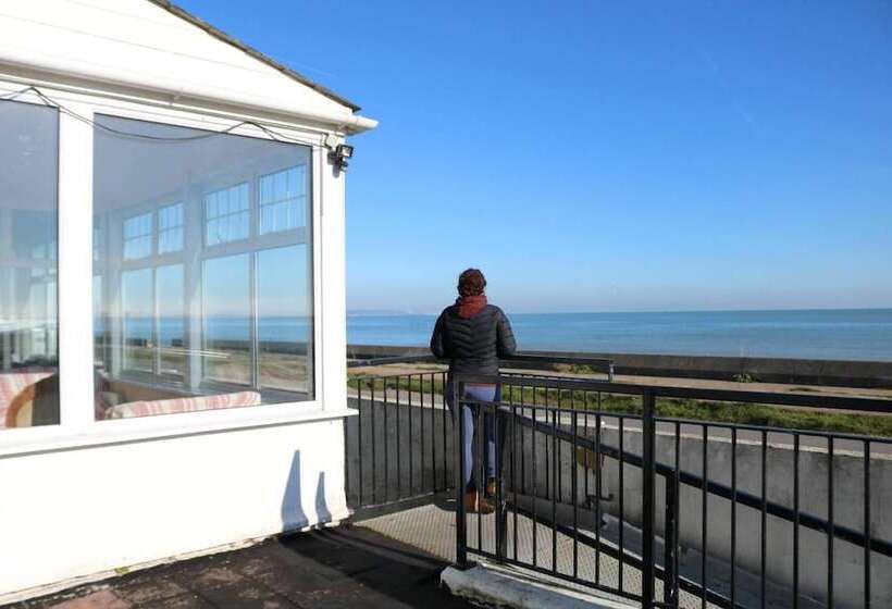 Отель Foreshore House