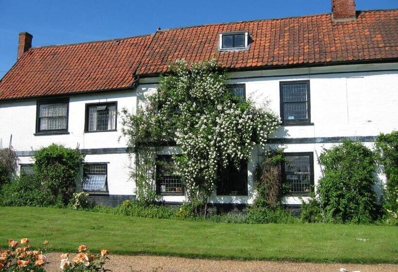 Отель The Griffin