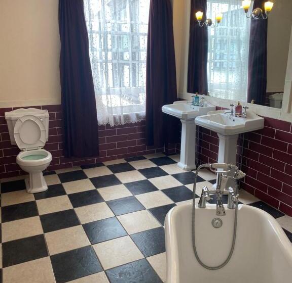 בית מלון כפרי The Royal Victoria & Bull