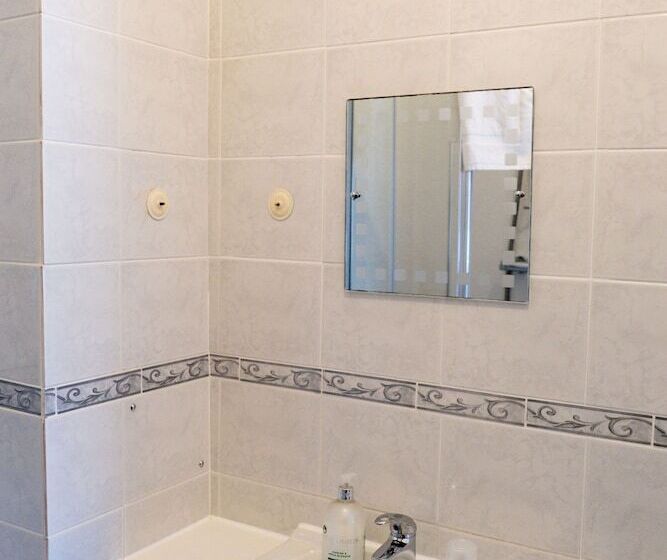 הוסטל Corran House Guest House