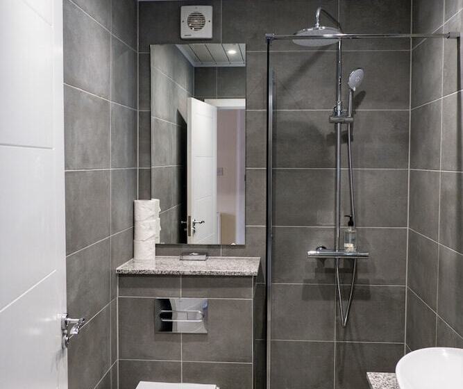 הוסטל Corran House Guest House