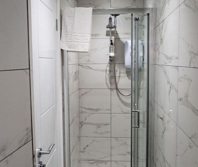 הוסטל Corran House Guest House