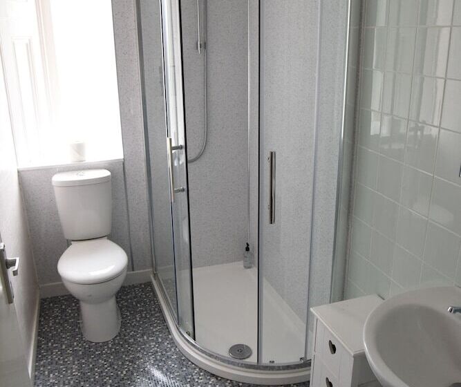 הוסטל Corran House Guest House