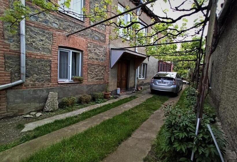 هاستل Guesthouse Lilia &wine Celler