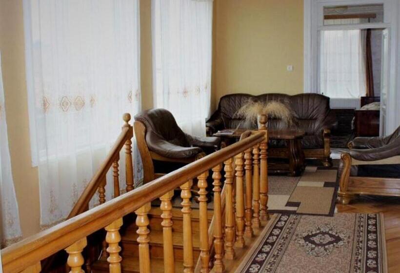 هاستل Guesthouse Lilia &wine Celler