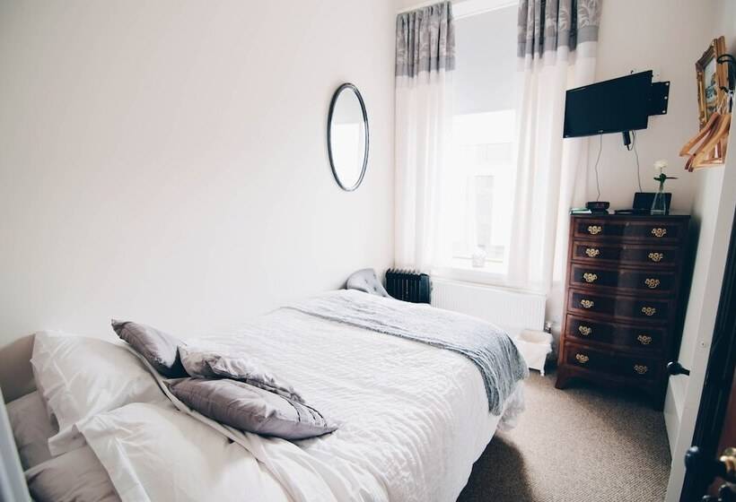 Bed and Breakfast Antrim House Guest Rooms & Suites