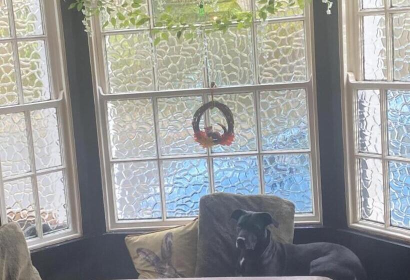 مبيت وإفطار The Angel Inn