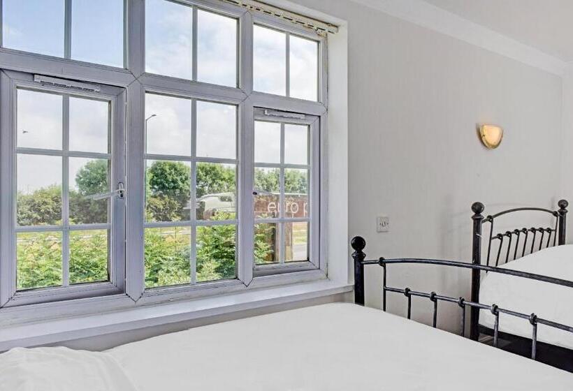 مبيت وإفطار The Gables Hotel, Birmingham Airport