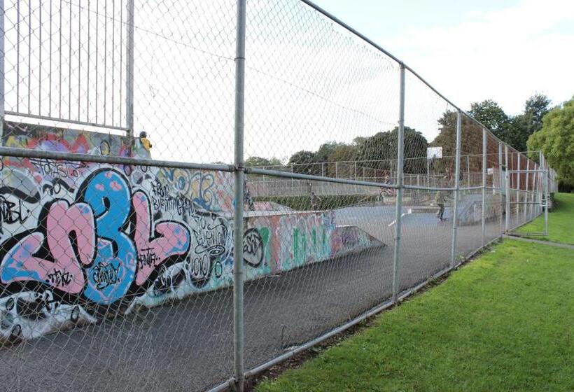 تختخواب و صبحانه The P&m Paignton Residence