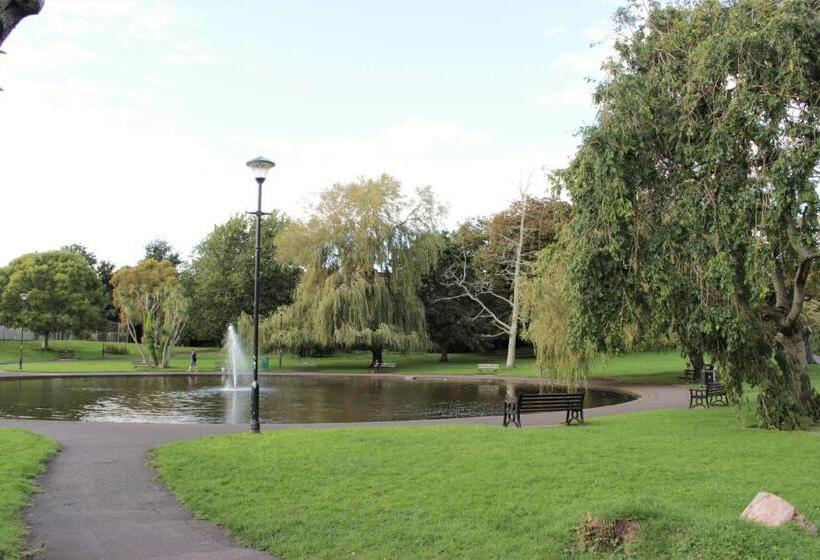 تختخواب و صبحانه The P&m Paignton Residence