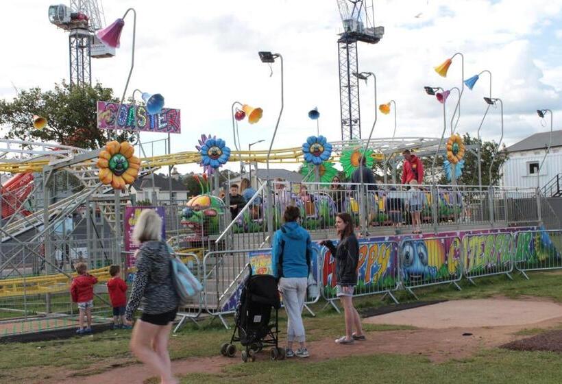 تختخواب و صبحانه The P&m Paignton Residence