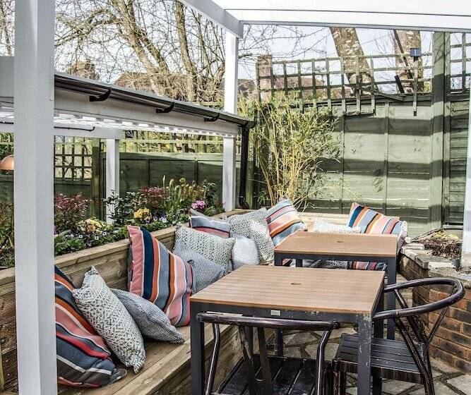 مبيت وإفطار The Swan Inn