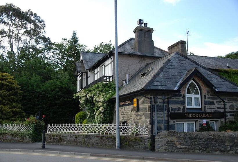 مبيت وإفطار Tudor Lodge