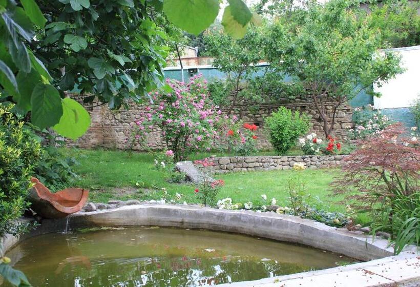 تختخواب و صبحانه Villa Kursa