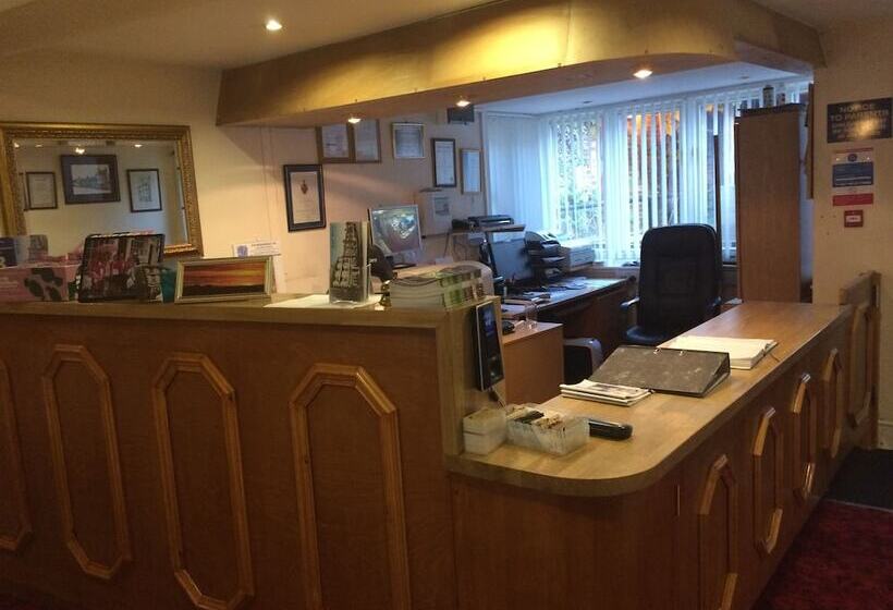 Half Moon Hotel And Restaurant