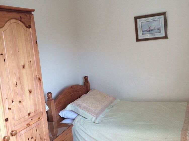 Half Moon Hotel And Restaurant