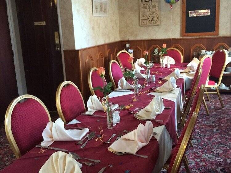 Half Moon Hotel And Restaurant