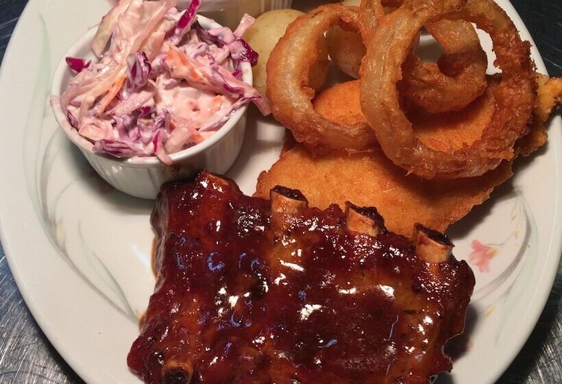 Half Moon Hotel And Restaurant